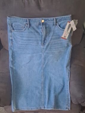 Straight Leg Women's Jeans in Light Blue Denim